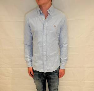 Polo Ralph Lauren Slim Fit Shirt Light Blue - Ljusblå skjorta i bomull, slim fit, begagnad i mycket fint skick.