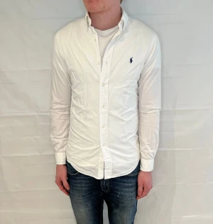 Polo Ralph Lauren Slim Fit Shirt White - Vit slim fit-skjorta i 100% bomull, begagnad i mycket gott skick.