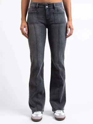 Grå bootcut jeans med fickor - Gråa bootcut jeans från Madlady! Sparsamt använda och jättefint skick.