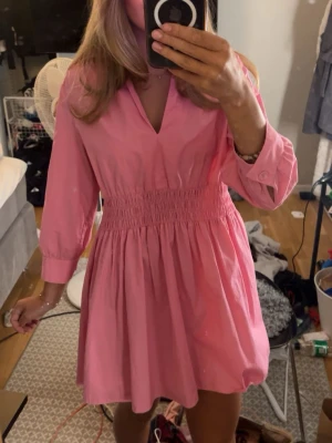Rosa kort klänning från Zara - Rosa klänning från Zara i storlek m, passar även S. 