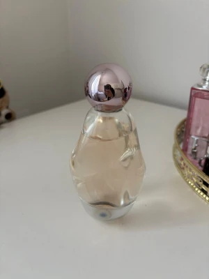 Kylie jenner cosmetics perfume - Har endast använts några gånger är fortfarande som ny.