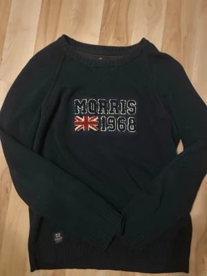 Mörkgrön stickad tröja Morris - MarinBlå skygg stickad tröja från Morris. Storlek M. Mycket bra
