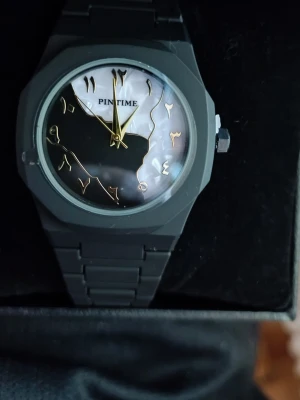 🌑 STEALTH DRIP: Helsvart Klocka med "Arabic Dial" & Guld! ✨ - Letar du efter den ultimata klockan som blandar rå "blackout"-stil med exklusiva detaljer? Säljer en klocka som drar till sig uppmärksamhet. Klockan har den otroligt hajpade "Arabic Dial"-designen med guldfärgade öst-arabiska siffror och visare. Helt NY och oanvänd!                                      Klockor med Arabic Dials (särskilt i helsvart) är extremt eftertraktade just nu inom streetwear. Tryck på "Köp" för att säkra denna unika piece innan någon annan gör det! 📦💨