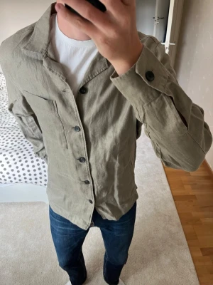 Beige overshirt med fickor - Säljer en SJUKT snygg 100% linne overshirt, ett ”premium plagg” från Massimo Dutti tillverkad i extra fine linen. OVERSHIRTEN ÄR SNYGGARE I VERKLIGHETEN ÄN PÅ BILD!   ✌🏼😁——————————————————————————                                                                      📐| Storlek: M                                                           👖| Märke: Massimo Dutti                                      🔎| Skick: Mycket Fint                                                      💵| Nypris: Över 2000kr 