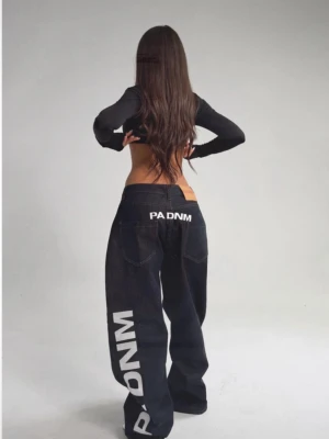 Mörkblå baggy jeans med tryck - Skitsnygga byxor, ett par mörkblå baggy jeans med bred passform. Perfekta för en streetwear-look. Köpta för 1815. Dom är helt oanvända och i sin originalförpackning. Säljs för det inte passade min form :(