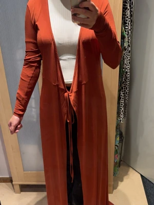 Lång rostbrun kofta med knytband - Lång klänning / abaya med knytband. Rödorangebrun färg 