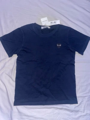 CDG T-Shirt - Mörkblå & Svart hjärta - Storlek S - Snygg cdg play T-shirt i nytt skick, inga skador eller fläckar. Fraktar inom 24 timmar🚚