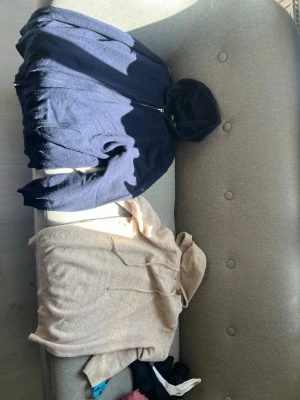 Två hoodies i marinblått och beige - Säljer två hoodies, en marinblå sayless merinoull tröja och en beige bvaldi kashmire och merinoull beige ny pris 1300kr.                                       Mörkblå ny pris 900kr.                                         Kom med prisförslag 