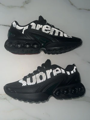 Supreme sneakers med meshdetaljer - Snygga svarta sneakers från Supreme med stor vit logga längs sidan. Skorna har en chunky sula med synliga luftbubblor och ovandel i mesh och syntetmaterial. Perfekta för dig som vill sticka ut med streetwear-vibe.