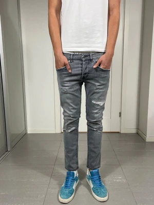 Dondup George Jeans  - Säljer nu dessa Dondup George Jeans med snygga slitningar i populär design, mått ca 92 o 36 cm. skriv för fler bilder/frågor🙌🏼