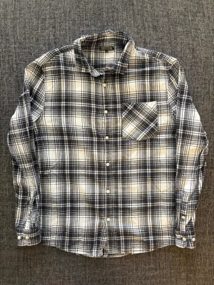Review flanellskjorta ~ vintage  - Review flanellskjorta svart/vit rutig | st M | Snygg flanellskjorta i klassisk svart och vit rutig design. Sällsynt och eftertraktad modell. Vintage 2000’s modell som inte längre produceras. Perfekt nu till våren/sommaren 🏄 Kan även gå ner lite i pris vid snabb affär!