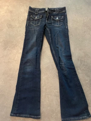 Bootcut jeans - Bootcut jeans med fickor på fram och baksida, storlek 158