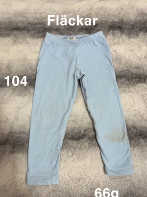 Ljusblå leggings i bomull - Ljusblå leggings med resår i midjan. Klassisk rak passform och tunnt material som passar perfekt till vardagslooken. Enkla att matcha med olika toppar och tröjor.🌸Fläckar. Storlek 104