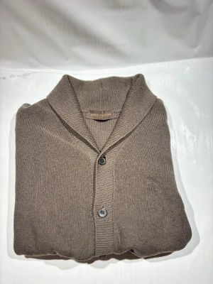 Louis Vuitton Kofta - Hej! Säljer nu min kofta från märket Louis Vuitton, storlek M bra skick, allt på bilden ingår. Tveka inte på att höra av dig om du har frågor eller funderingar kring koftan! 