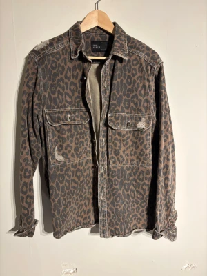 Zara overshirt  - Hej! Säljer nu min overshirt från märket Zara , storlek M bra skick, allt på bilden ingår. Tveka inte på att höra av dig om du har frågor eller funderingar kring overshirten!