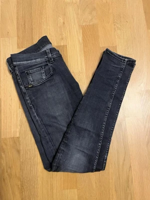 Tiger of Sweden jeans - Snygga svarta jeans i slim fit-modell med klassisk femficksdesign från tiger of Sweden. Jeansen har normal midja och smala ben, perfekta till en avslappnad streetwear-look. Materialet är mjukt denim med lite stretch för extra komfort. Nypris ungefär 1500kr mitt pris 300kr. Modellen heter Jimi .