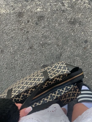 By malene birger stor väska - Byter helst den men säljer också den! Jätte fin malene birger väska i modellen ”crossana”❤️ jag köpte den för ca 4000kr. den har en del skavanker men fortfarande i fint skick💞 jag hade helst velat byta den mot en annan väska eller något klädesplagg (så länge det e rimligt)!❤️ hör gärna av dig