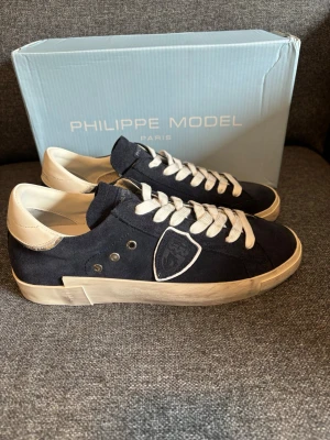 Philippe Modell Skor - Säljer nu dessa snygga Philipe modelle skor. Som ni ser så är skorna i bra skick. Låda medföljs. Storlek 42  Hör gärna av er vid funderingar, skickas snabbt!