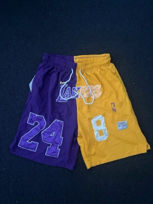 Lakers shorts  - Det står Xl men den passar även folk som är 160cm till 200cm. Den är som ny inga problem alls 