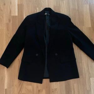 Svart oversized kavaj från Zara - Fin blazer från Zara i fint skick 