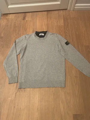 En grå stone Island tröja - En grå stone Island tröja i storlek 170. Den är i väldigt fint skick 