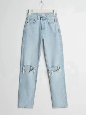 Ljusa raka jeans från Gina Tricot - Säljer ett par ljusblå jeans med hög midja och raka ben. Jeansen har slitna hål på båda knäna. För små för mig så har knappt använts 🩷