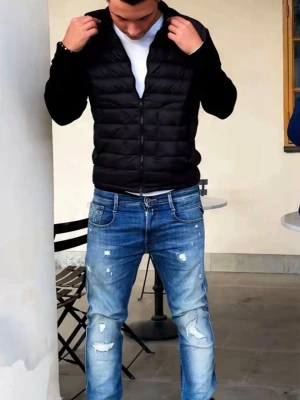 Moncler cardigan svart  - Väldigt stilren cardigan från Moncler. Säljer denna för att den endast tar plats i garderoben. Priset är ej hugget i sten. Storlek L passar M Hör av er vid minsta fundering!🤗