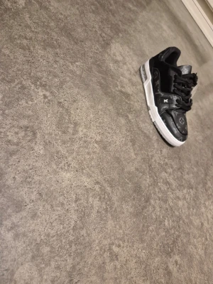 Svarta Louis Vuitton sneakers - Använd 3 gånger, öppen för bud vid snabba affär.