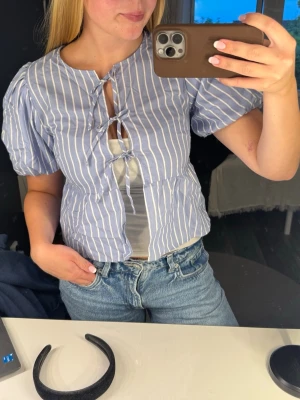 Blå blus - Vit och blå randig blus köpt från Vinted och aldrig använd av mig❣️Skriv vid fler frågor eller bilder!❣️