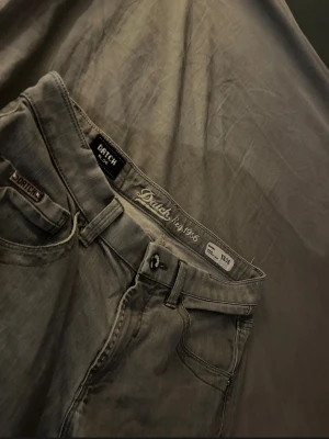 Datch EROS 1956 Vintage Slim Jeans - Snygga vintage Datch EROS 1956 jeans  Köpta på auktion för 1 år sedan. Limited quality edition från tidigt 2000-tal. Jag kan garantera att de är äkta. Y2K vintage stil. 98% cotton   Storlek 32  Buda gärna  Snabb frakt 📦