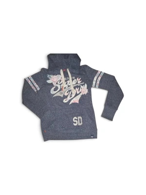 Blå hoodie med tryck från Superdry - Mysig blå hoodie från Superdry med stort blommigt tryck på bröstet och vita ränder med blommönster på ärmarna. Huva med vita snören och känguruficka framtill. SD-logga nedtill och på bröstet. Perfekt för en avslappnad och trendig look.
