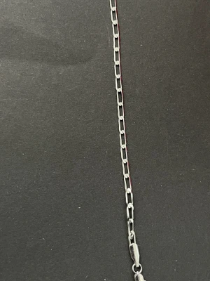 Silverfärgat kedjearmband - Stilrent armband i silverfärg med rektangulära länkar och karbinlås. Perfekt för dig som gillar minimalistiska accessoarer med en modern touch. Passar till många olika stilar och är lätt att matcha med andra smycken.