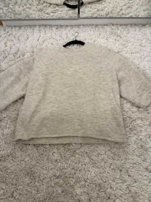 Beige stickad tröja Gina Tricot - Jättefin! Andvänd väl! Väldigt bra skick 