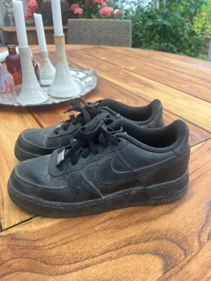 Svarta Nike Air Force 1 sneakers - Bra skick storlek 38,5