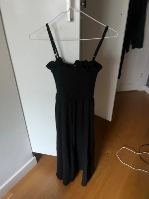 Klänning med smock från H&M - Svart lång klänning från H&M med smock upptill. Jag tycker den här klänningen är jättesöt men den används aldrig 