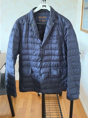 Woolrich kavaj jacka  - Riktigt snygg kavaj dunjacka ifrån woolrich (skick 8/10 har en liten fläck på ena armen )  passar mig som är 177 väger 75