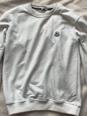 Vit sweatshirt från Moncler - Säljer en oanvänd montclair’s sweatshirt. Funkar för tjej elle kille
