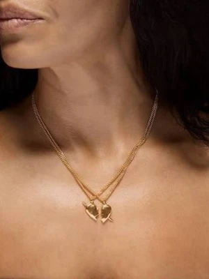 Maria nilsdotter halvhjärta - Säljer ett guldigt halsband från maria nilsdotter, nytt skick och väldigt fin. Kedjan är tunn och smidig, och hänget har en glansig finish. Kommer i en svart ask med hjärtdetalj på locket.