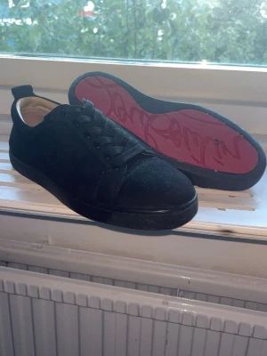 Loubs Svarta, Första till Kvarn - Ett par fina Loubs, Använd Flertal gånger men ingenting som är skadat eller synligt märkbart. Vid frågor tveka inte på att Kontaka mig🫡