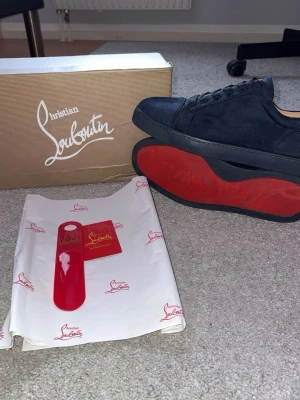 Mörklbåa sneakers från Christian Louboutin - Tjena, säljer ett par Mörklbåa skor från Christian Louboutin i storlek 44, använda Max 5 gånger. 