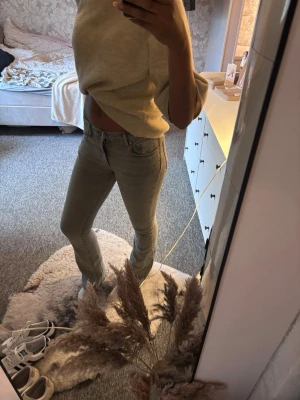 Ljusgråa bootcut jeans - Ljusgråa bootcut jeans med klassisk femficksdesign. Jag är 177