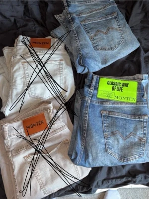 Blå jeans från Montén - Säljer två par med jeans från monten. Man kan köpa 1 för 150 eller båda för 275. Dem sitter bra på benen och lägger sig bra på skorna. Perfekt för hösten och vintern. Båda 30 i midjan och 32 på längden.