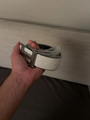 Vit h bälte  - Helt ny kommer inplastad postas inom 12h! 
