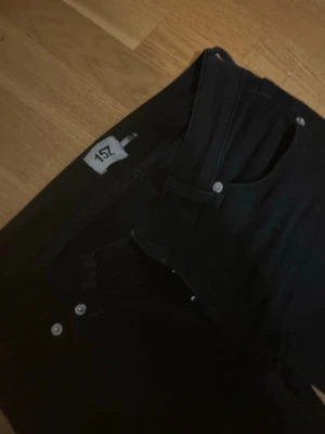 Lågmidjade svarta jeans  - Säljer ett par svarta bootcut jeans från lager 157, väldigt låg midjad + väl Andvända 