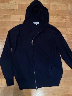 Kashmir hoodie - Tjena säljer nu denna kashmir hoodie från Ahlqvist clothing bra skick storlek S