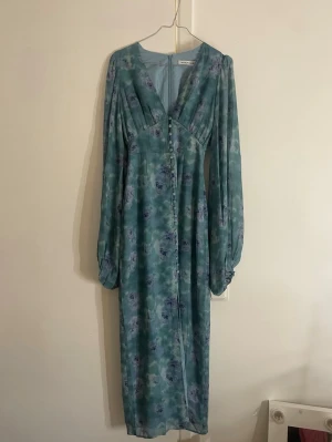 Adoore positano maxi dress dusty blue - Säljer denna magiska adoore klänning i modellen positano (dusty blue) som inte säljs längre. Säljer då den tyvärr inte passade mig. Pris kan absolut diskuteras