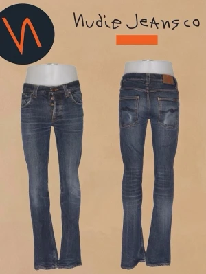 Nudie jeans - Säljer ett par klassiska blå bootcut jeans från Nudie Jeans med snygga slitningar och kontrastsömmar. Jeansen har fem fickor, knappgylf och är tillverkade i denim med en skön passform. Perfekta för dig som gillar en avslappnad men trendig stil. Snygg snus fade i bakfickan