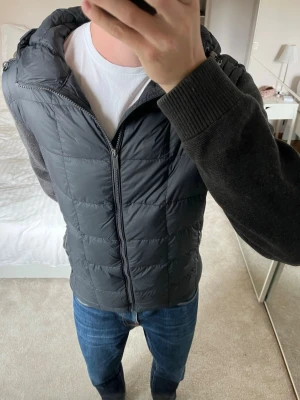 Svart cardigan jacka från Massimo Dutti  - Säljer en sjukt snygg cardigan jacka från Massimo Dutti i väldigt fint skick. Storleken är XXL men den sitter som en XL 😁✌🏼 ——————————————————————————                                                                               📐| Storlek: Sitter som en XL                                                           👖| Märke: Massimo Dutti                                      🔎 | Skick: Väldigt bra                                             ✍🏻 | Skriv om du har några frågor