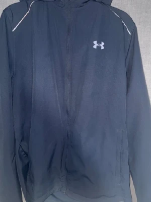 Under Armour Vindjacka - Helt ny utan taggar storlek M, Kom dm för mer frågor.