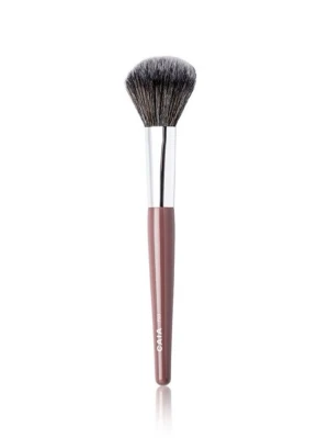 Sminkborste med brunt handtag - En fluffig sminkborste med mjuka, täta borststrån i svart och grått. Handtaget är brunt med en blank finish och har en metallisk silverfärgad hylsa. Perfekt för applicering av puder eller rouge. Snygg och stilren design.